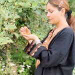 Rubina Dilaik Instagram - Picking wild berries 😍….. mom is full of enthusiasm plucking them for me 😇