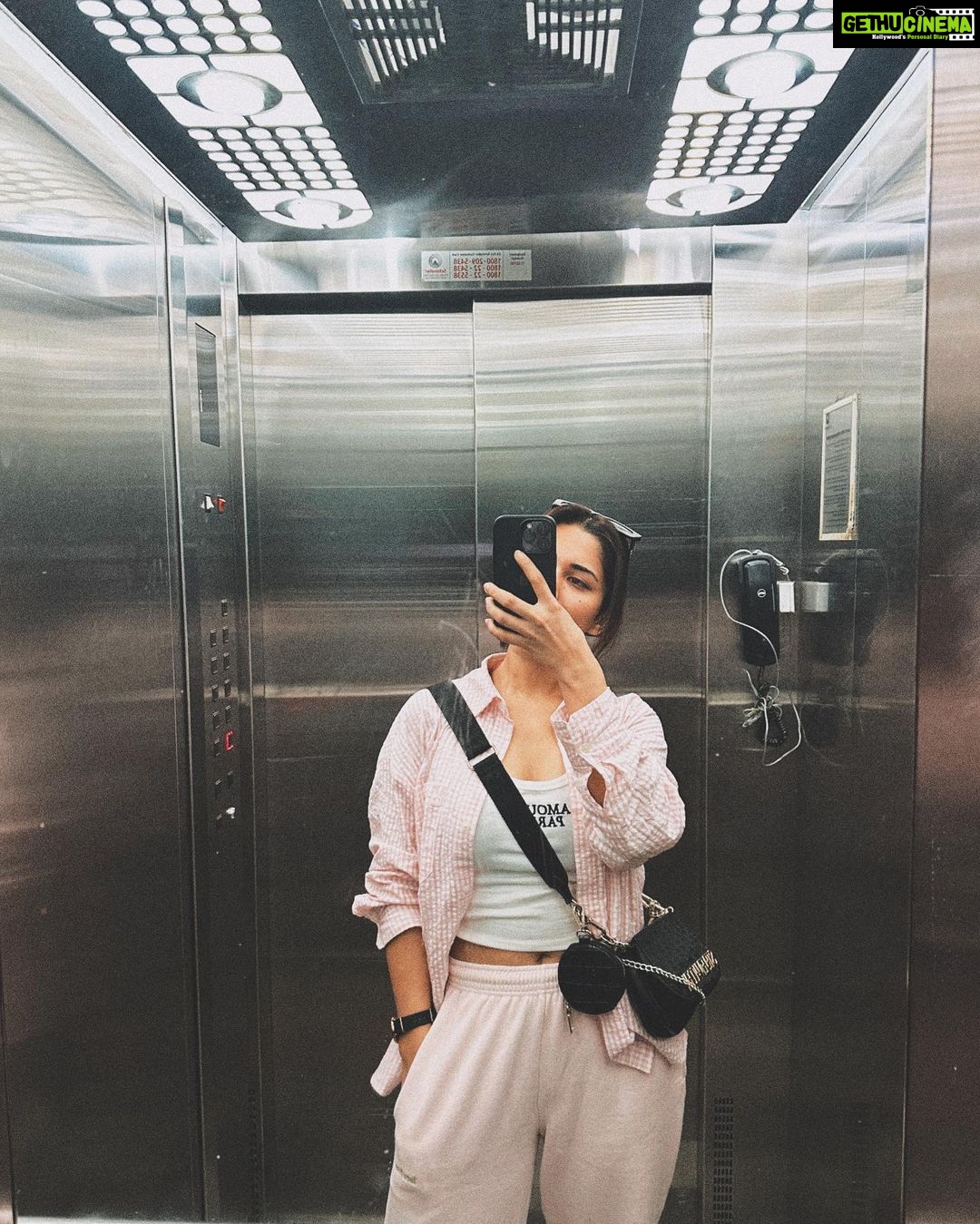 Ruhani Sharma Instagram - Khao piyo aish karo mitran 🐒