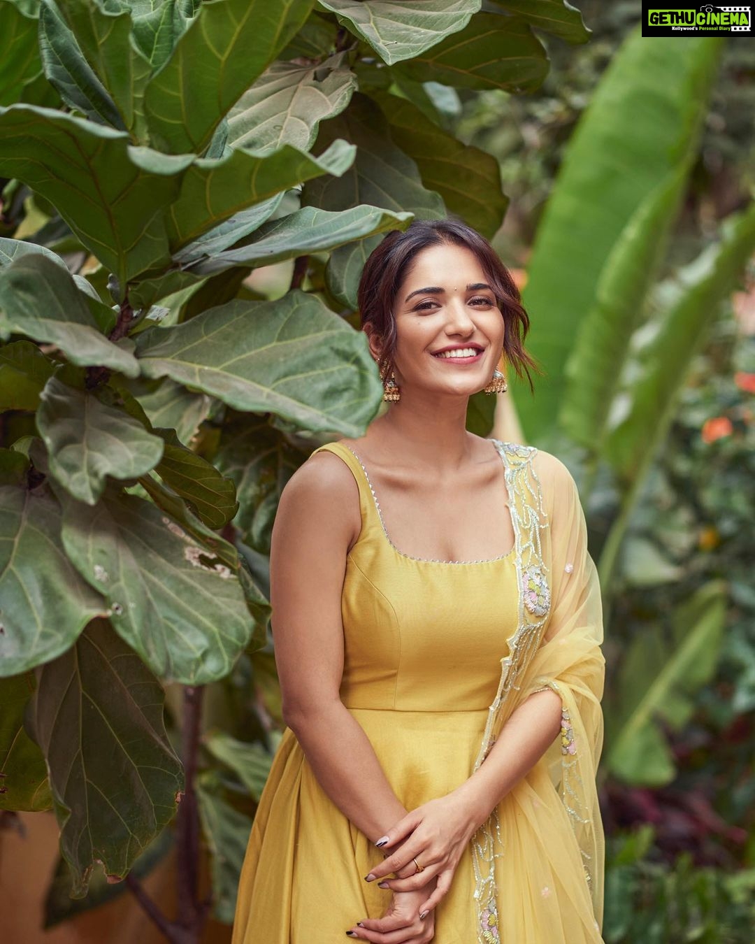 Ruhani Sharma Instagram - Which one is your fav 🙈🐒 . . . . 📸 @akshay.rao.visuals MUA @makeuphairbyrahul Wearing @geethikakanumilli Ear rings @kushalsfashionjewellery Stylist @reshma_stylist