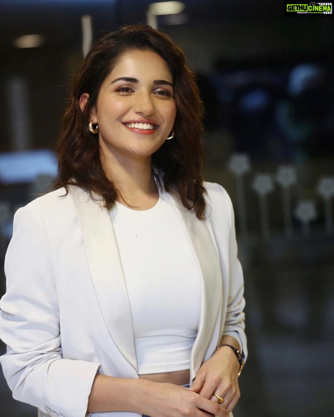Ruhani Sharma Instagram - Remembering all the MEET CUTE moments I’ve had with some amazing people. Comment your recent MEET CUTE moment ❤️ . . . . . . Styled by @sumaiah.tabassum MUA @makeuphairbyrahul