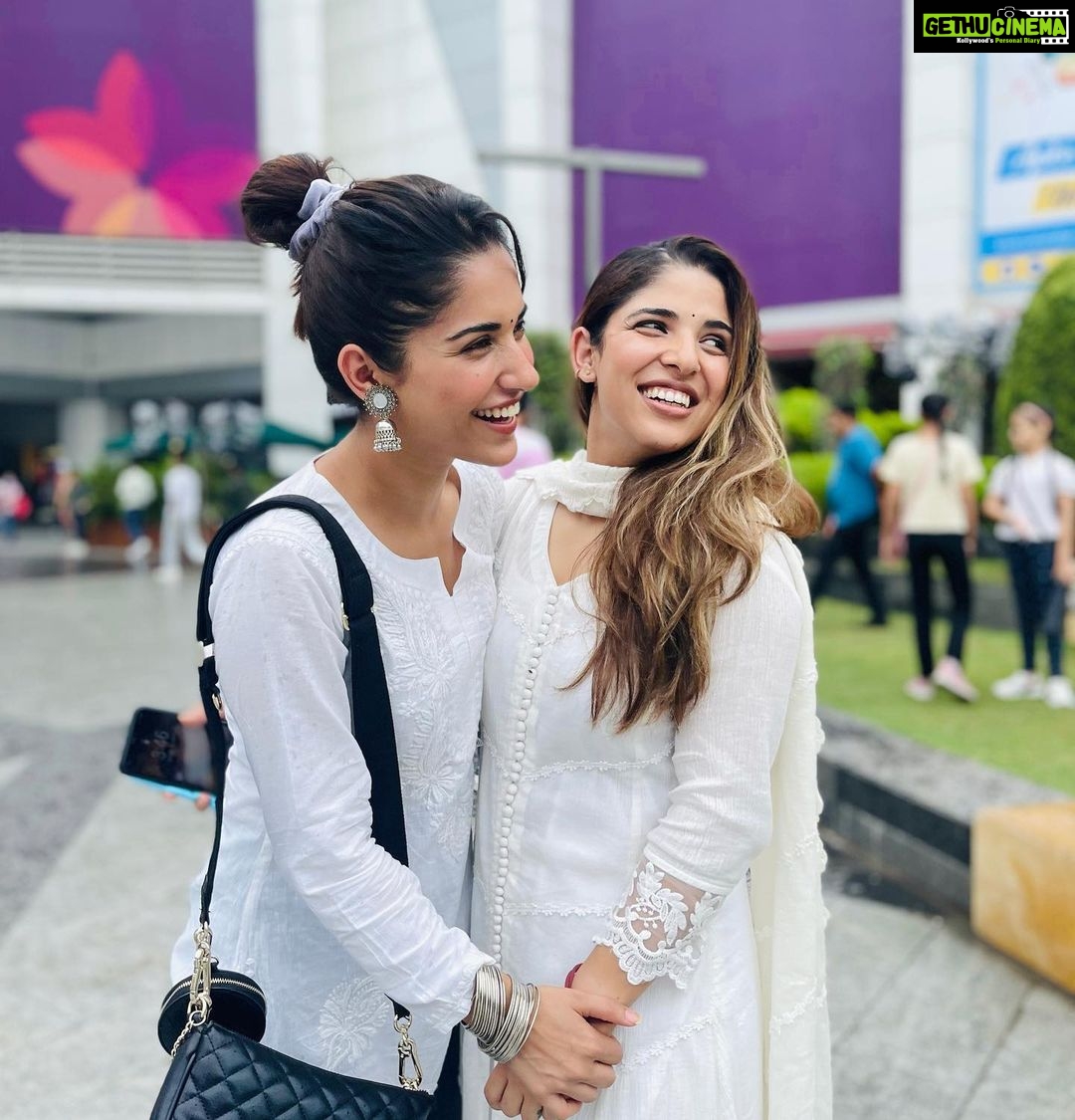Ruhani Sharma Instagram - Happiest birthday to the most amazing human @shubhisharmalive You’re a blessing in my life ♥️ . . . . . Lambi caption mai likh nahi pati I’ll give you 10000 kisses instead muaaah love youuuuu 😘♥️🎂