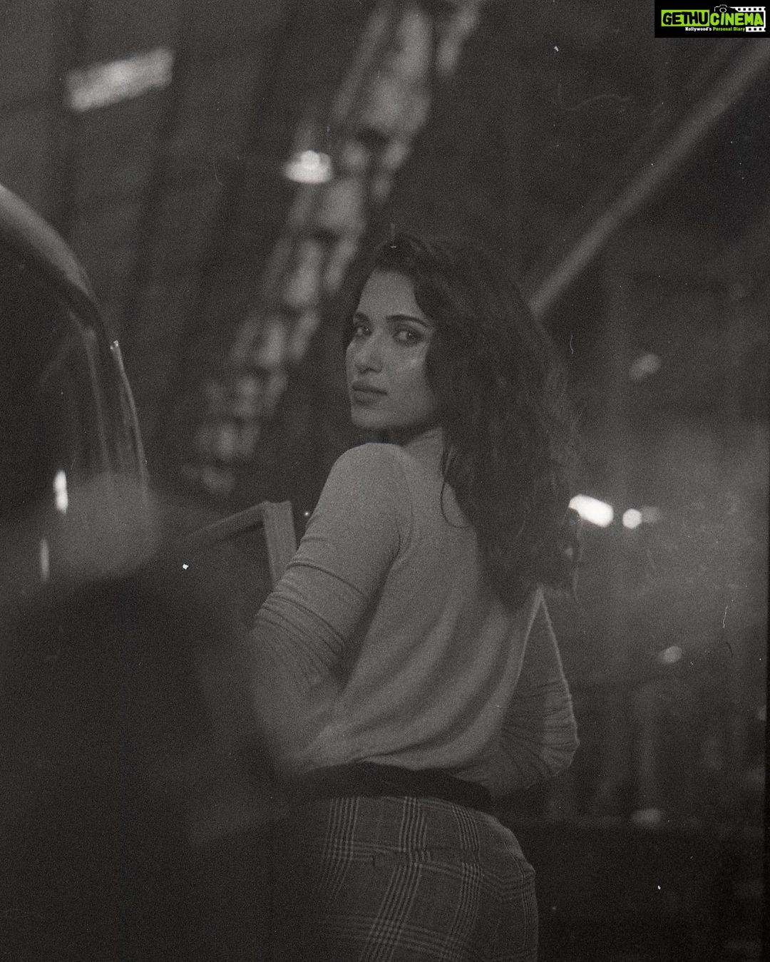 Ruhani Sharma Instagram - Agar mai aj Dussehre wali photo na dalu to kya smaj mujhe sweekar karega…🙈😝 . . . Happy Dussehra lovelies ♥️♥️♥️ 📸 @saileshkolanu MUH @makeuphairbyrahul Styling @sumaiah.tabassum
