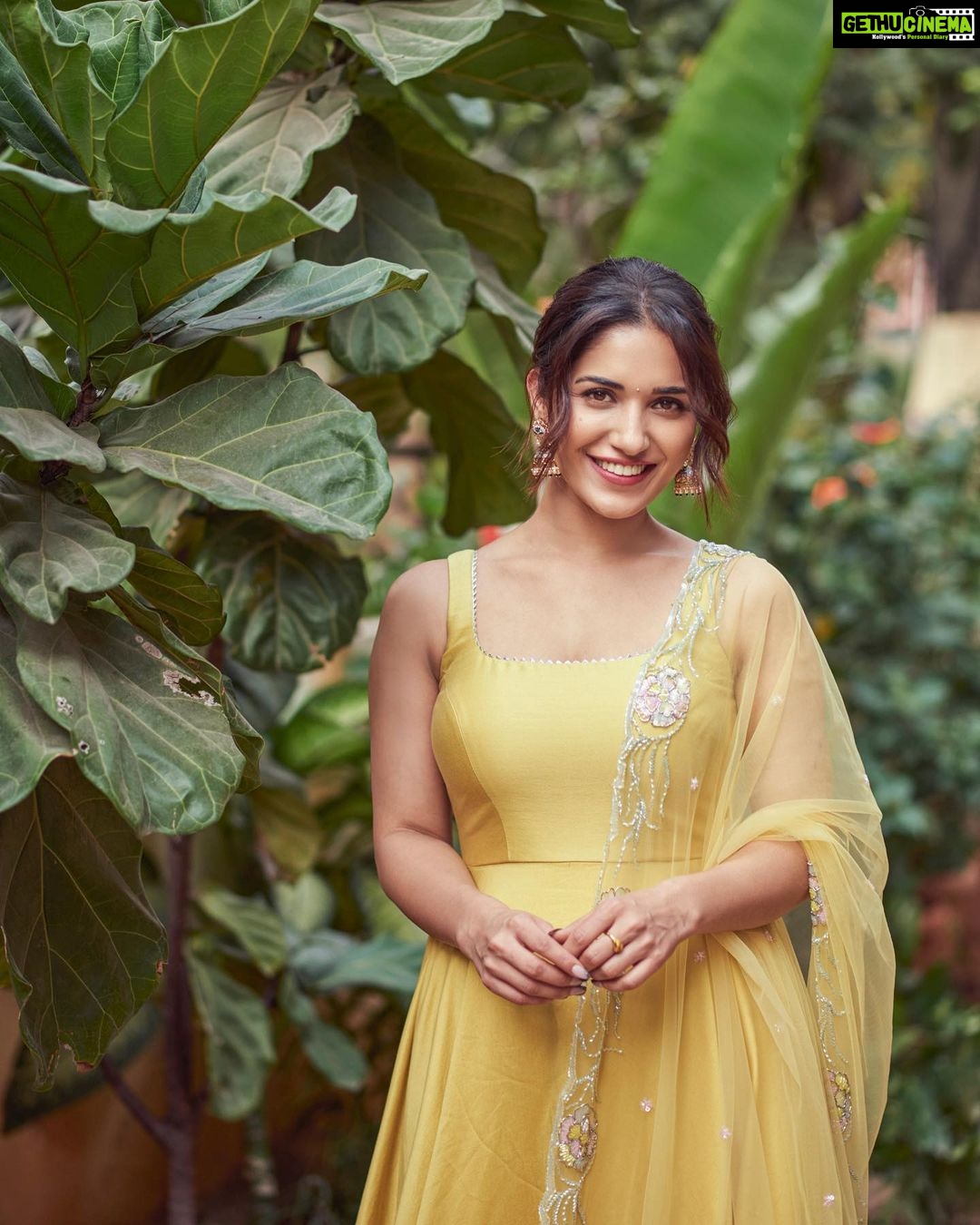Ruhani Sharma Instagram - Which one is your fav 🙈🐒 . . . . 📸 @akshay.rao.visuals MUA @makeuphairbyrahul Wearing @geethikakanumilli Ear rings @kushalsfashionjewellery Stylist @reshma_stylist
