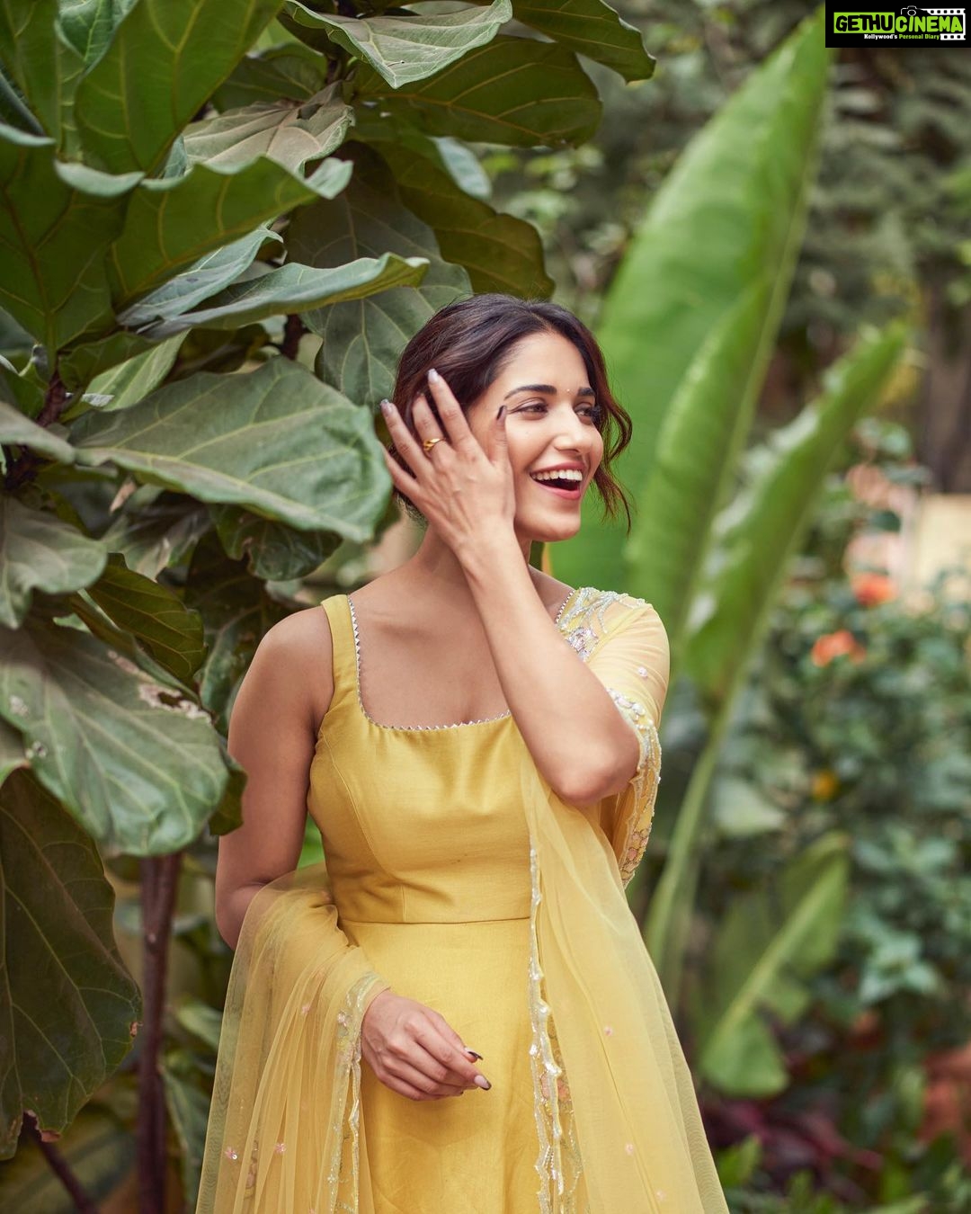 Ruhani Sharma Instagram - Which one is your fav 🙈🐒 . . . . 📸 @akshay.rao.visuals MUA @makeuphairbyrahul Wearing @geethikakanumilli Ear rings @kushalsfashionjewellery Stylist @reshma_stylist