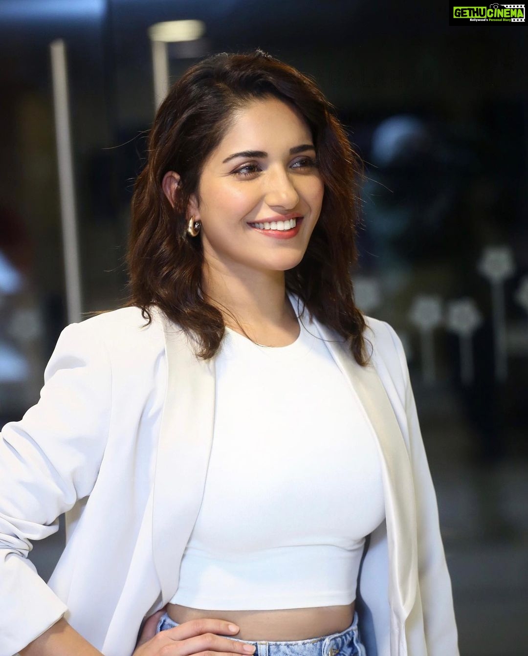 Ruhani Sharma Instagram - Remembering all the MEET CUTE moments I’ve had with some amazing people. Comment your recent MEET CUTE moment ❤️ . . . . . . Styled by @sumaiah.tabassum MUA @makeuphairbyrahul