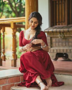 Ruhani Sharma Instagram - बिखरने का मुझको शौक़ है बड़ा
समेटेगा मुझको तू बता ज़रा…
.
.
.
.
📸 @the_pixel_farmer 
MUA @makeuphairbyrahul 
Stylist @sumaiah.tabassum 
Wearing @sindhus__closet