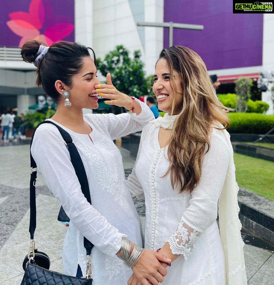 Ruhani Sharma Instagram - Happiest birthday to the most amazing human @shubhisharmalive You’re a blessing in my life ♥️ . . . . . Lambi caption mai likh nahi pati I’ll give you 10000 kisses instead muaaah love youuuuu 😘♥️🎂