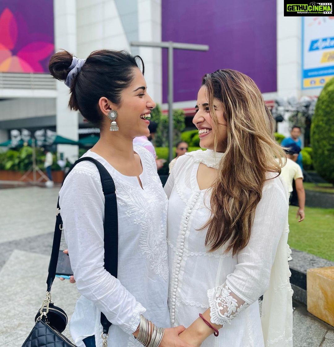 Ruhani Sharma Instagram - Happiest birthday to the most amazing human @shubhisharmalive You’re a blessing in my life ♥️ . . . . . Lambi caption mai likh nahi pati I’ll give you 10000 kisses instead muaaah love youuuuu 😘♥️🎂