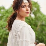 Ruhani Sharma Instagram - Kabhi toh chaunk ke dekhe koi hamari taraf, Kisi ki aank mein humko bhi intezaar dikhe…. ~ Gulzar sahab 💓 . . . . 📸 @kalyanyasaswi MUA @makeuphairbyrahul Stylist @rashmitathapa Wearing @roze.india