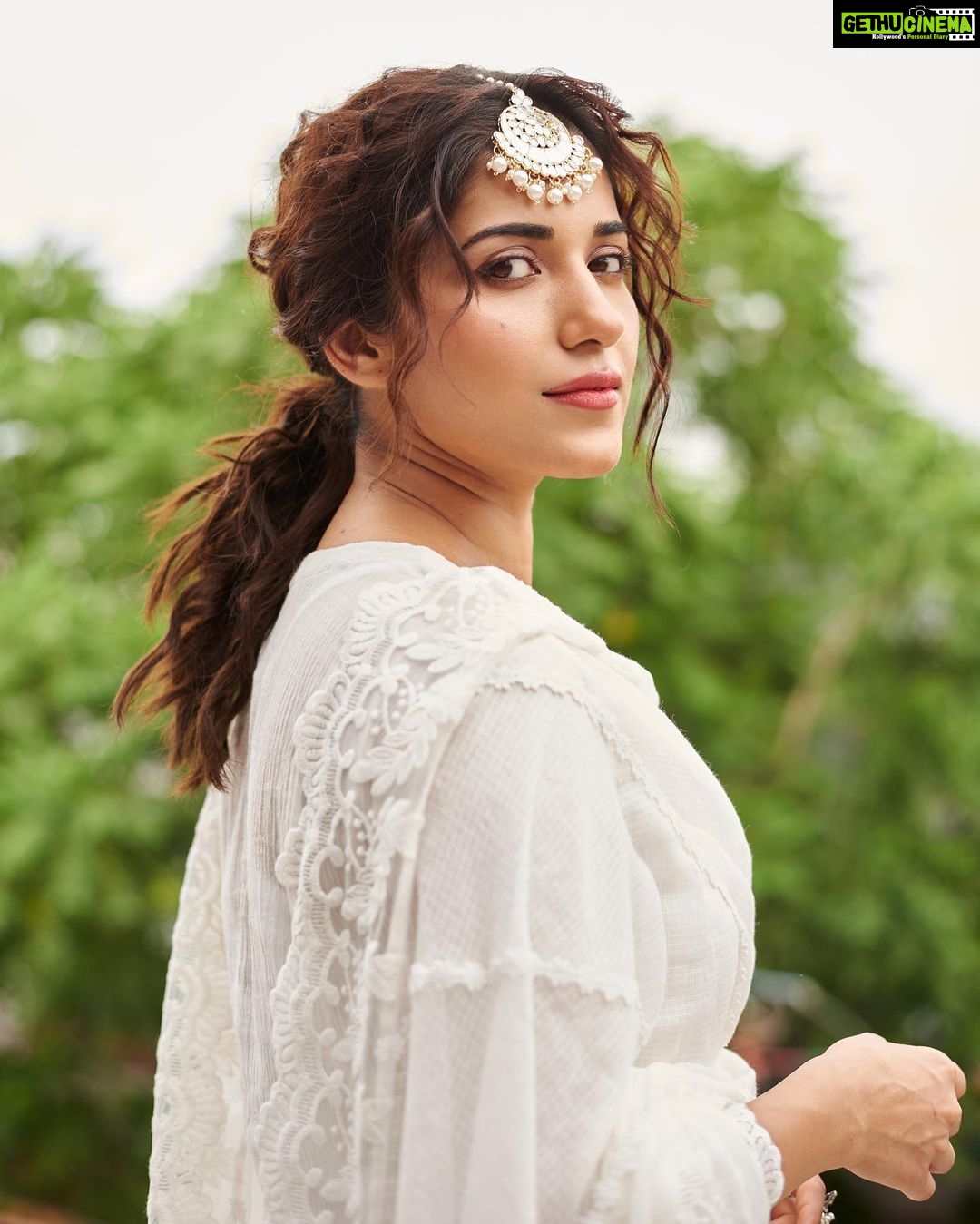 Ruhani Sharma Instagram - Kabhi toh chaunk ke dekhe koi hamari taraf, Kisi ki aank mein humko bhi intezaar dikhe…. ~ Gulzar sahab 💓 . . . . 📸 @kalyanyasaswi MUA @makeuphairbyrahul Stylist @rashmitathapa Wearing @roze.india