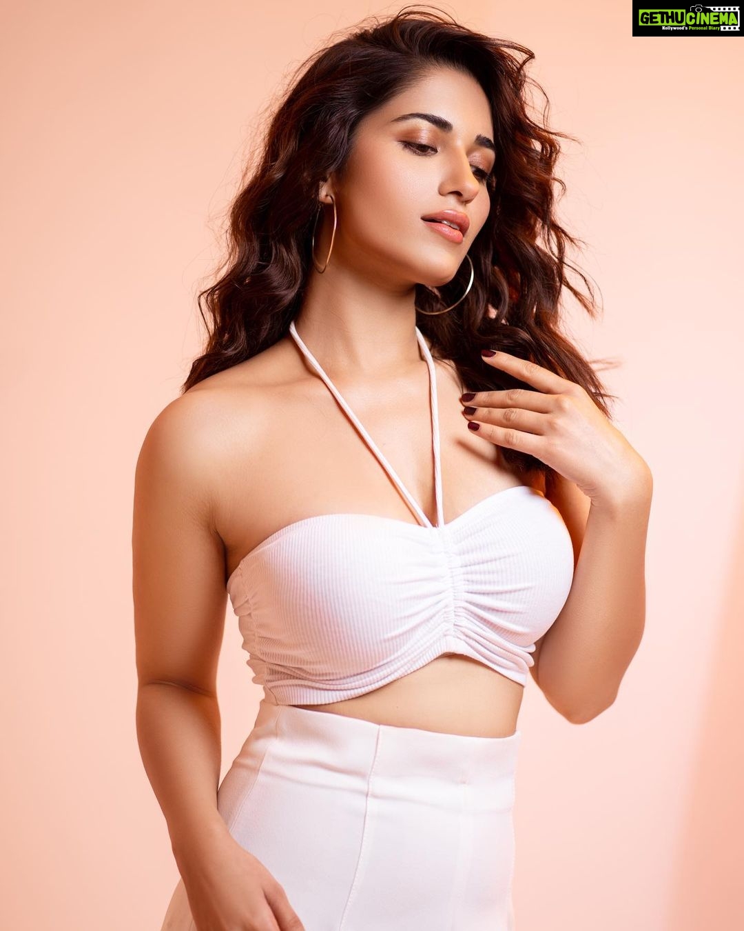 Ruhani Sharma Instagram - Be your own kind of beautiful 🍀 . . . . 📸 @pranil_chintewar MUA @makeuphairbyrahul Styling @santhoshkumardesignstudio Studio @prashmax_photography
