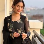 Ruhani Sharma Instagram - Thinking about boorelu. Tell me what you’re thinking right now 🐒