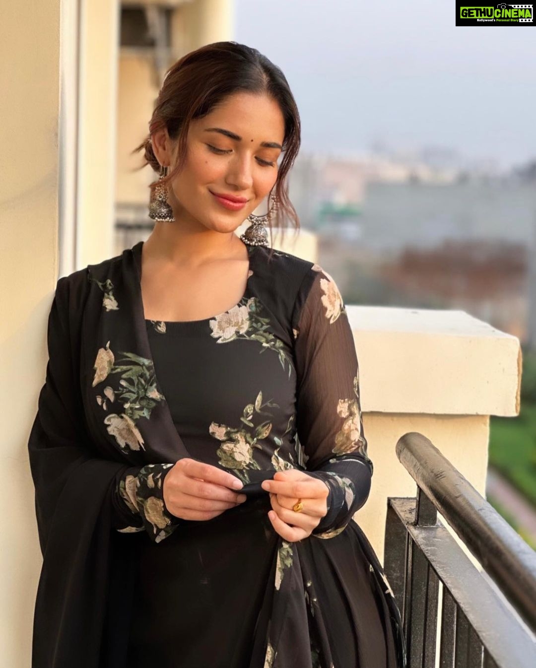 Ruhani Sharma Instagram - Thinking about boorelu. Tell me what you’re thinking right now 🐒