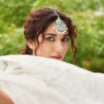 Ruhani Sharma Instagram - Kabhi toh chaunk ke dekhe koi hamari taraf, Kisi ki aank mein humko bhi intezaar dikhe…. ~ Gulzar sahab 💓 . . . . 📸 @kalyanyasaswi MUA @makeuphairbyrahul Stylist @rashmitathapa Wearing @roze.india