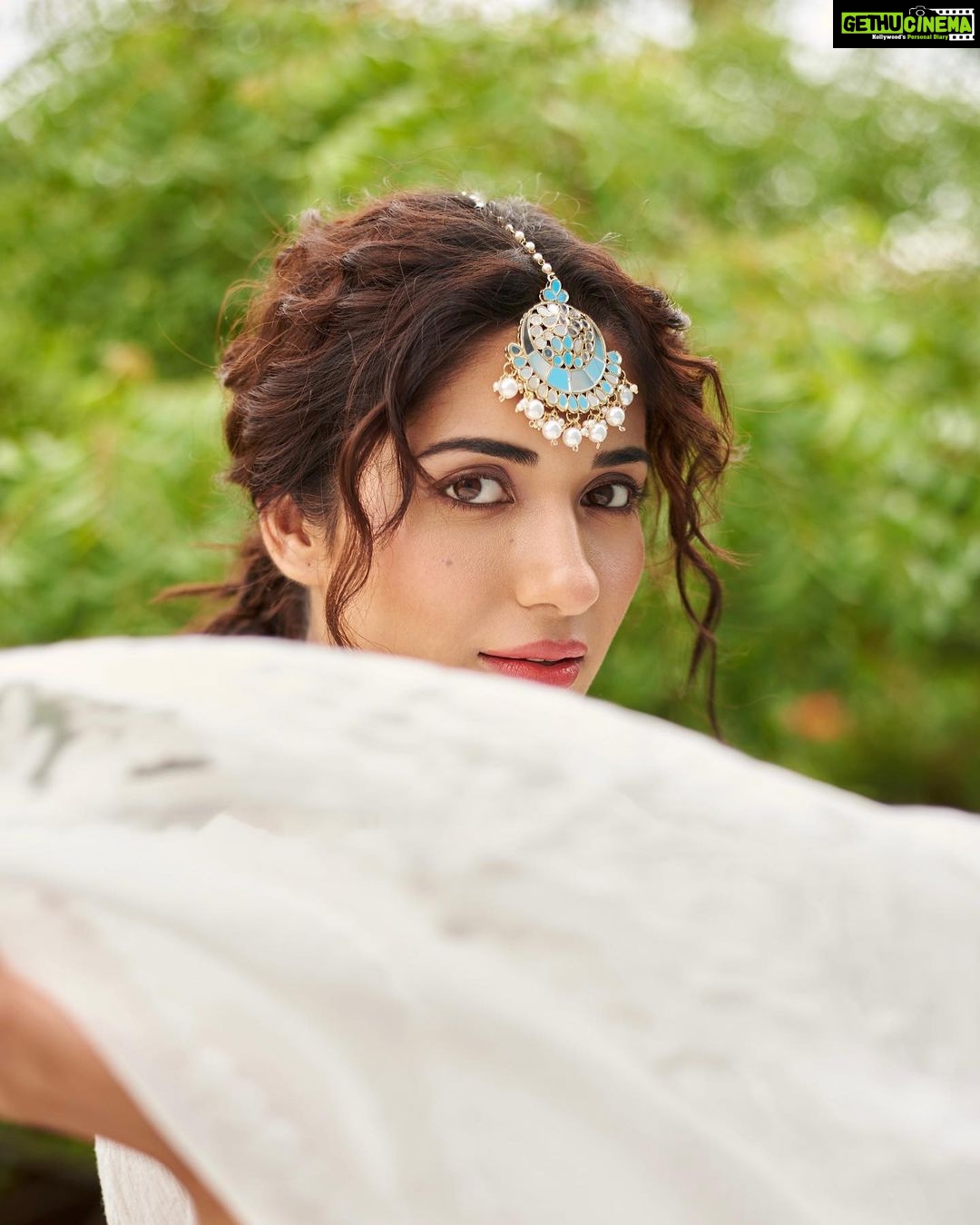 Ruhani Sharma Instagram - Kabhi toh chaunk ke dekhe koi hamari taraf, Kisi ki aank mein humko bhi intezaar dikhe…. ~ Gulzar sahab 💓 . . . . 📸 @kalyanyasaswi MUA @makeuphairbyrahul Stylist @rashmitathapa Wearing @roze.india