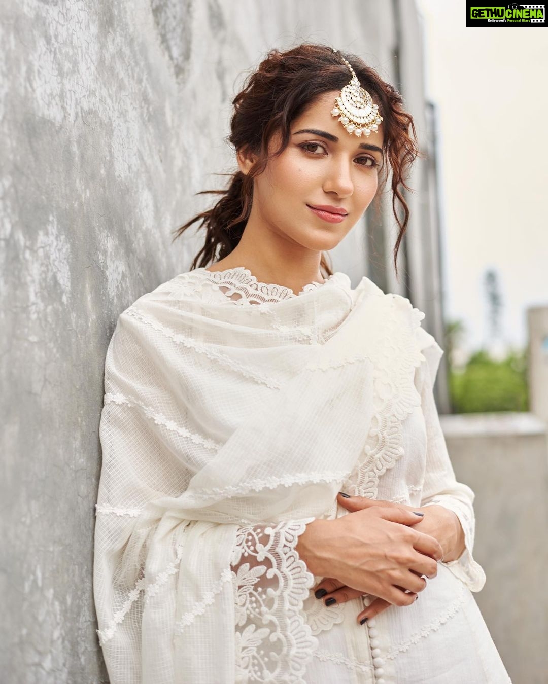 Ruhani Sharma Instagram - Kabhi toh chaunk ke dekhe koi hamari taraf, Kisi ki aank mein humko bhi intezaar dikhe…. ~ Gulzar sahab 💓 . . . . 📸 @kalyanyasaswi MUA @makeuphairbyrahul Stylist @rashmitathapa Wearing @roze.india