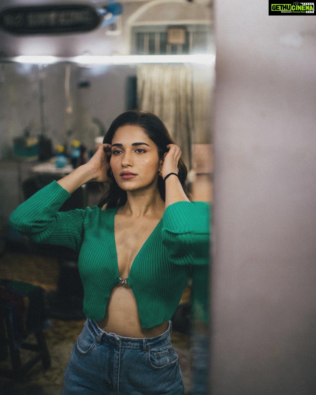 Ruhani Sharma Instagram - 🍃 . . . . 📸 @bharat_rawail MUA @makeuphairbyrahul