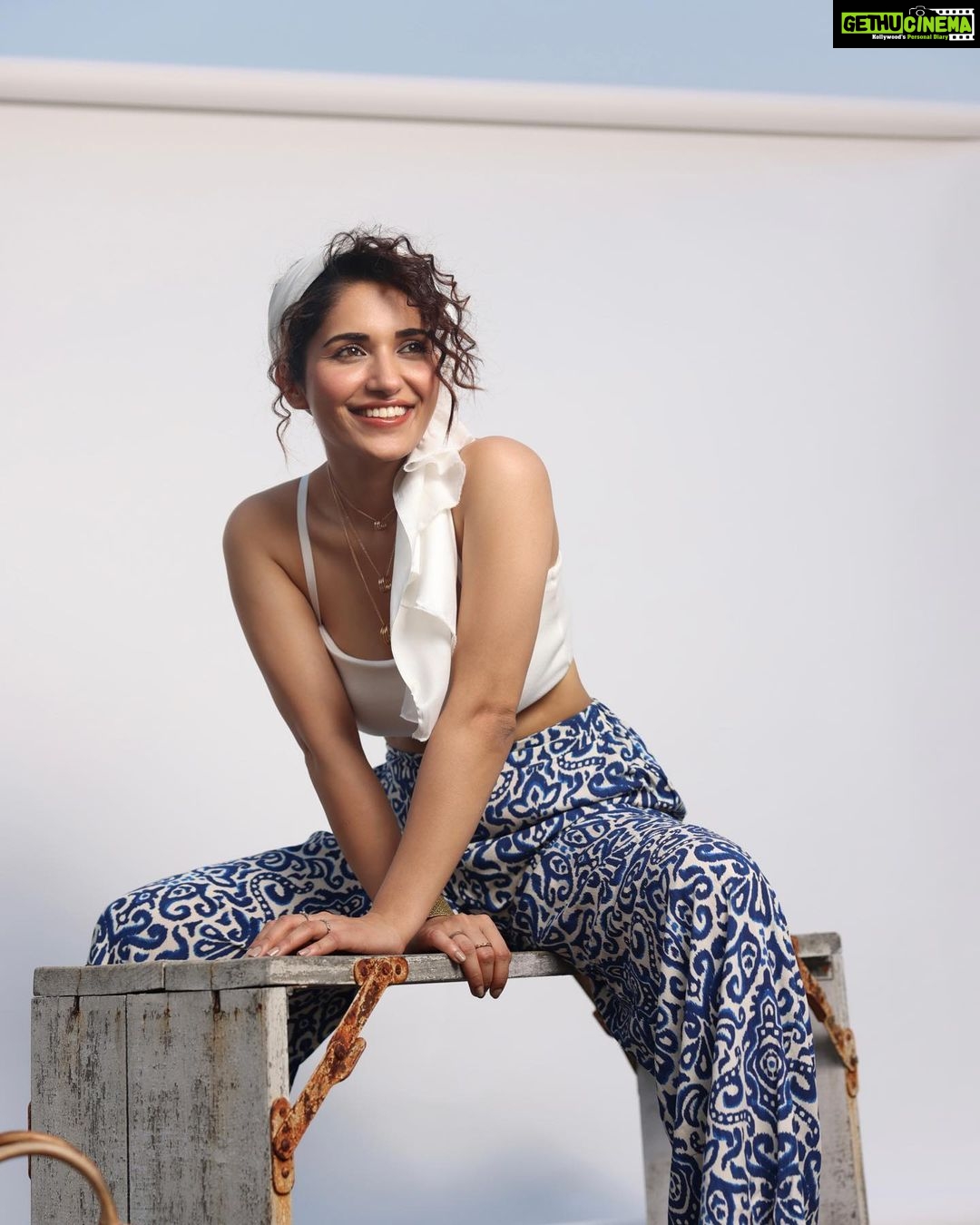 Ruhani Sharma Instagram - 🌞 . . . 📸 @pranav.foto MUA @makeuphairbyrahul Stylist @aishwarya128