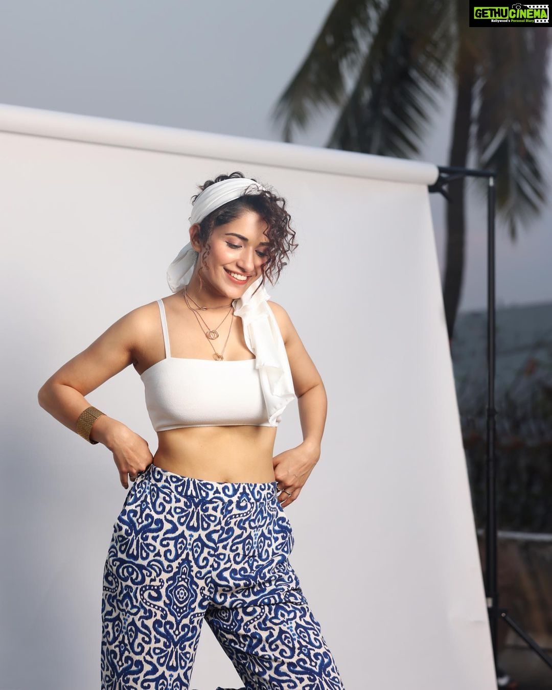 Ruhani Sharma Instagram - 🌞 . . . 📸 @pranav.foto MUA @makeuphairbyrahul Stylist @aishwarya128