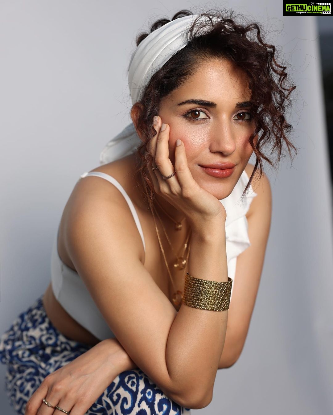 Ruhani Sharma Instagram - Summer 🌞 . . . . Camera @pranav.foto MUA @makeuphairbyrahul Stylist @aishwarya128