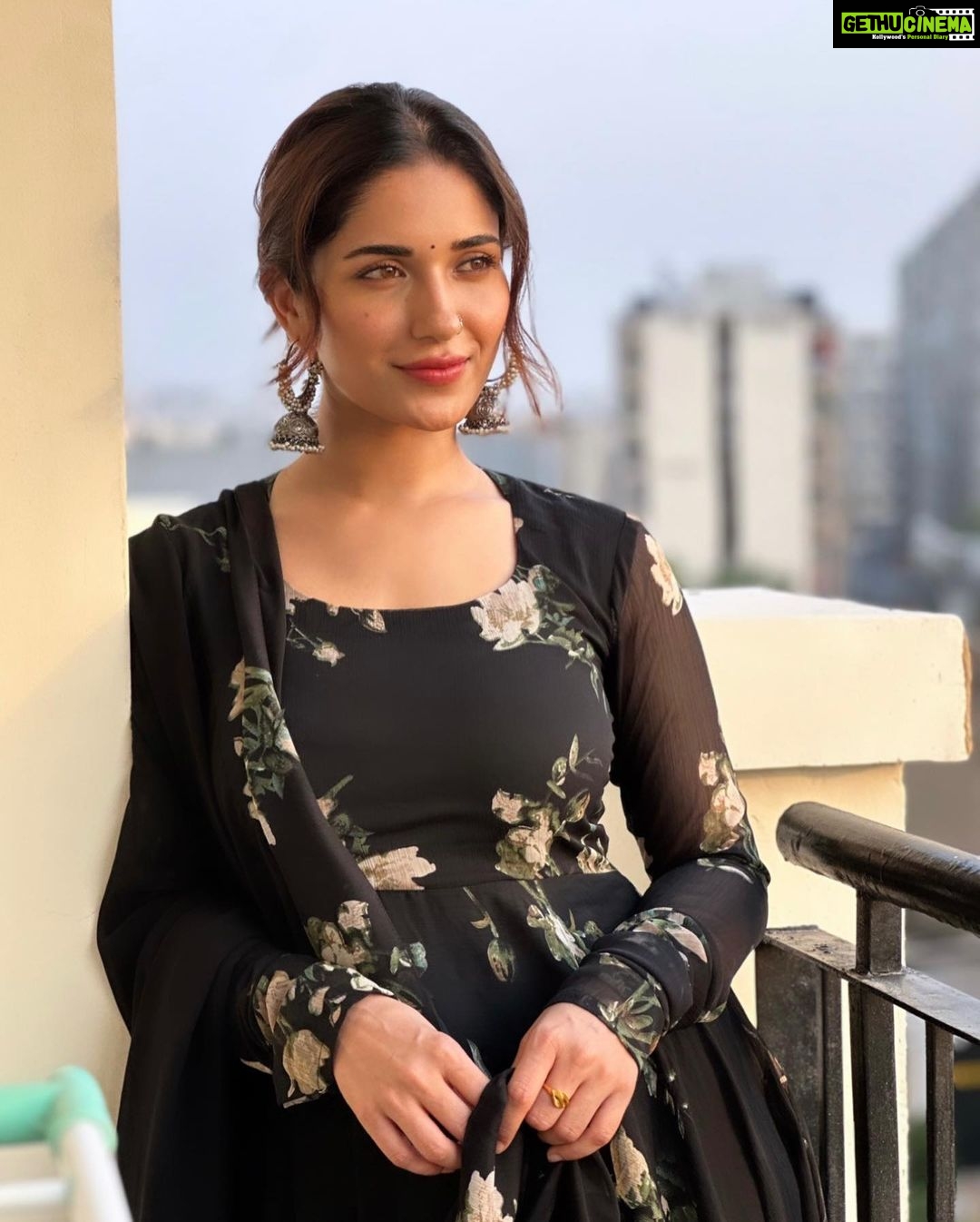 Ruhani Sharma Instagram - Thinking about boorelu. Tell me what you’re thinking right now 🐒