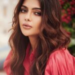 Ruhi Singh Instagram - Something so badass about pink! 🤪 I’m enjoying the monsoons in Mumbai, it’s my favourite season of the year. What’s yours? Photo @shotbynuno Hmua @mitavaswani @shalinisharmamakeupandhair Outfit @samatvambyanjalibhaskar Styling @styledbymusk