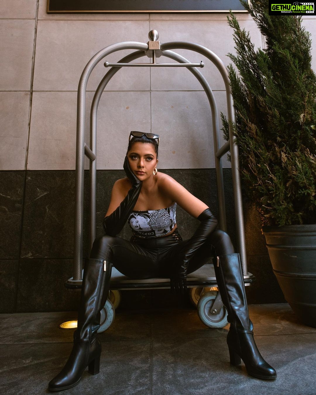Ruhi Singh Instagram - Precious cargo The Langham, New York, Fifth Avenue