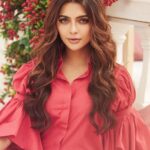 Ruhi Singh Instagram - Something so badass about pink! 🤪 I’m enjoying the monsoons in Mumbai, it’s my favourite season of the year. What’s yours? Photo @shotbynuno Hmua @mitavaswani @shalinisharmamakeupandhair Outfit @samatvambyanjalibhaskar Styling @styledbymusk