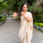 Rukmini Vijayakumar Instagram - US tour Aug-Nov with @ambisub and @rohanrhythm , for @aimforsevausa . Find us performing in a city near you! Visit www.aimforsevausa.org for details and donor passes. Looking forward to seeing you all in a very unique performance…. Light design @gyandev Production support @sruthisailesh Video @vivianambrose #barokrishnayya #aimforseva #improvisation #bharatanatyam #carnaticviolin #carnatic #usindians