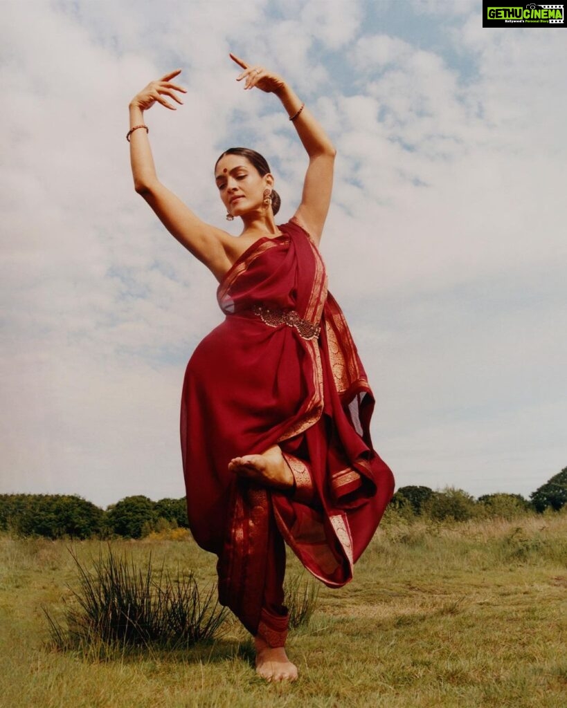 Rukmini Vijayakumar Instagram - To be in the moment, is the greatest gift of all. More pictures with @suleikamueller & @aartthie #bharatanatyam #dancer #indiandancer #redsaree #vogueindia
