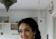 Rukmini Vijayakumar Instagram - I’m going to have a small discussion on the theatrical part of Bharatanatyam in the next two posts…. Please comment if you have thoughts 😊 I wanted to share this video as an example of the stylised theatrical language of Bharatanatyam. Here there is an imaginary child, that appears and disappears based on the imaginative structure of the choreography. The rhythm and steps in the mix reflect an inner emotive state while a narrative of mother and child hold the piece together. If you do not know the language of the song, how much of this do you understand? And why? Can you please share below. I will try to respond to as many comments as possible. #mother #yashoda #telugusong #bharatanatyam #abhinaya #indiandance #theater #theatre #imagination #acting
