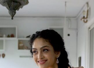 Rukmini Vijayakumar Instagram - I’m going to have a small discussion on the theatrical part of Bharatanatyam in the next two posts…. Please comment if you have thoughts 😊 I wanted to share this video as an example of the stylised theatrical language of Bharatanatyam. Here there is an imaginary child, that appears and disappears based on the imaginative structure of the choreography. The rhythm and steps in the mix reflect an inner emotive state while a narrative of mother and child hold the piece together. If you do not know the language of the song, how much of this do you understand? And why? Can you please share below. I will try to respond to as many comments as possible. #mother #yashoda #telugusong #bharatanatyam #abhinaya #indiandance #theater #theatre #imagination #acting