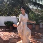 Rukmini Vijayakumar Instagram - I was looking through some videos that I danced during covid. it doesn’t seem like such a long time ago….. but it is. In this video for example - I can see my body less trained…. not as sharp or fast. Probably because we were all in lockdown… but it’s evident to me. Maybe most people won’t notice, but I always feel that the small things are what matter … they are what draw the line between being very good and being exceptional. I feel like “exceptional” is always one step ahead of me… 😆 But I try. Hope you all enjoy this little contemplation. I’m getting back to my training now. #throwback #constantwork #consistency #everyday #bharatanatyamdancer #indiandance #bharatanatyam