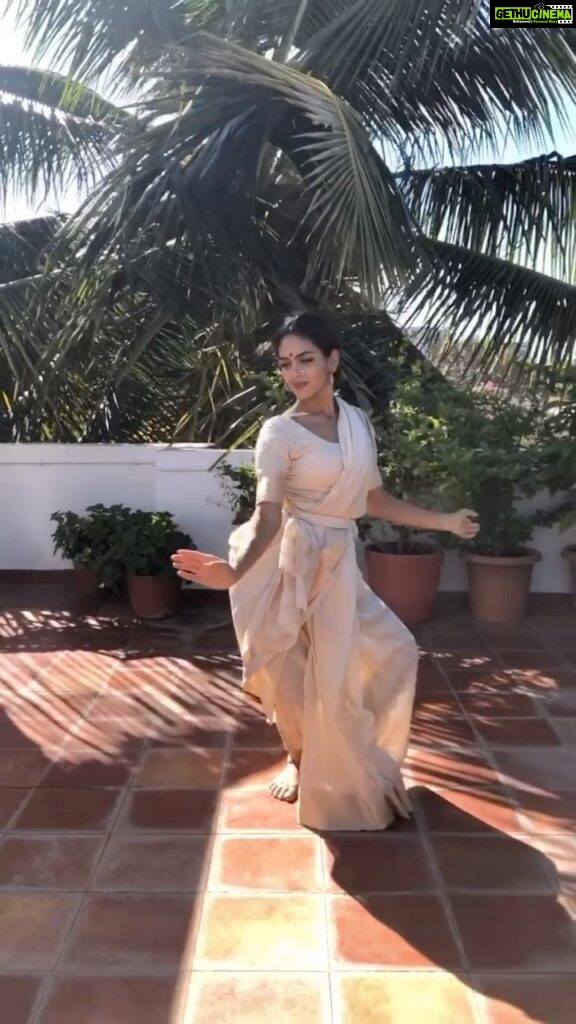Rukmini Vijayakumar Instagram - I was looking through some videos that I danced during covid. it doesn’t seem like such a long time ago….. but it is. In this video for example - I can see my body less trained…. not as sharp or fast. Probably because we were all in lockdown… but it’s evident to me. Maybe most people won’t notice, but I always feel that the small things are what matter … they are what draw the line between being very good and being exceptional. I feel like “exceptional” is always one step ahead of me… 😆 But I try. Hope you all enjoy this little contemplation. I’m getting back to my training now. #throwback #constantwork #consistency #everyday #bharatanatyamdancer #indiandance #bharatanatyam