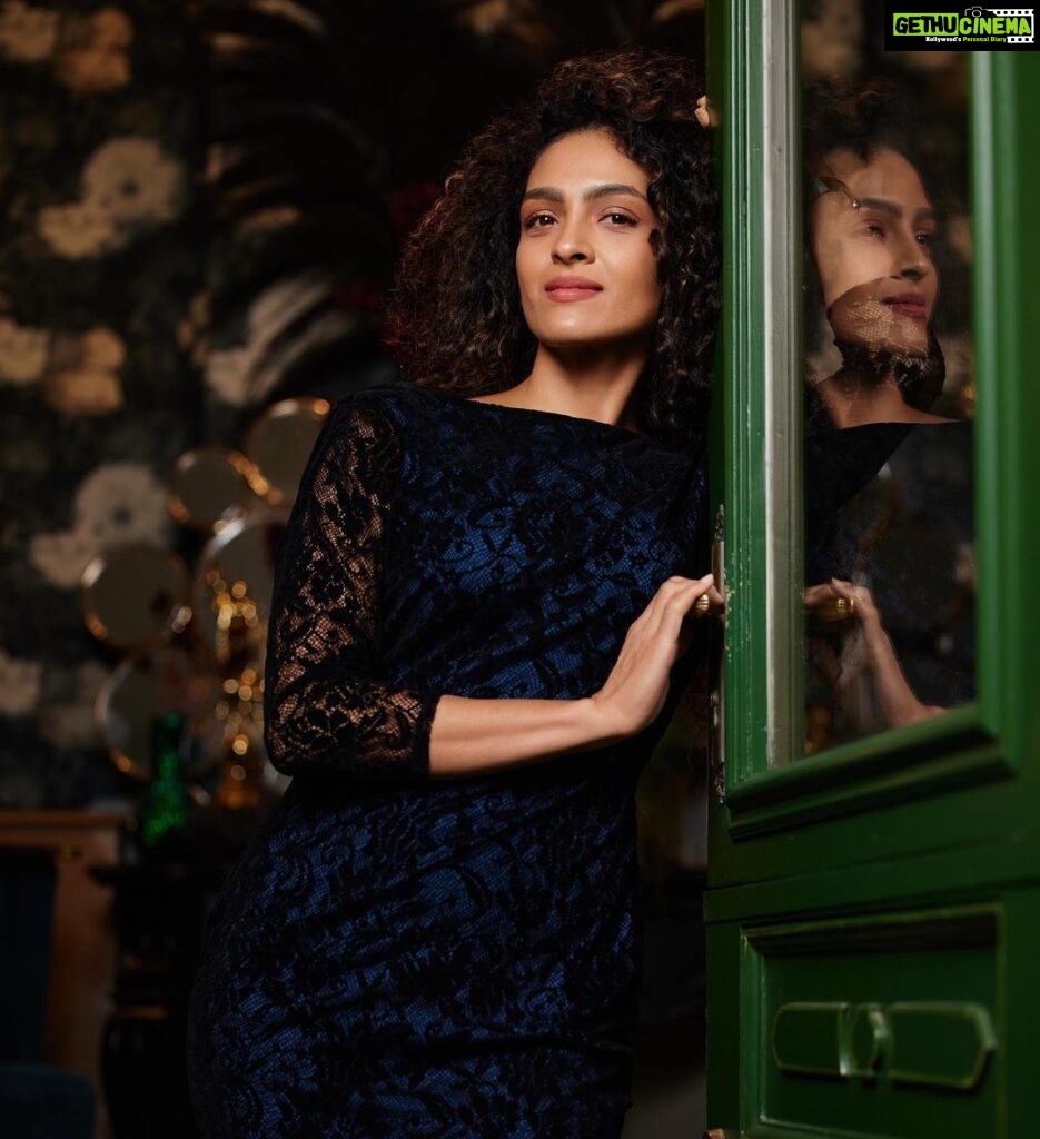 Rukmini Vijayakumar Instagram - A few more from the shoot with @sunnyjagesar Can’t believe that 4 months of 2023 have already passed. Life does go by fast…. #curlyhair #browngirl #blackdress #lacy #indiangirl #fashion #shoot