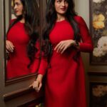 Rukmini Vijayakumar Instagram - Lady in red… Photo: @sunnyjagesar #dancer #browngirl #indiandancer #ladyinred #mirrormirror #dress