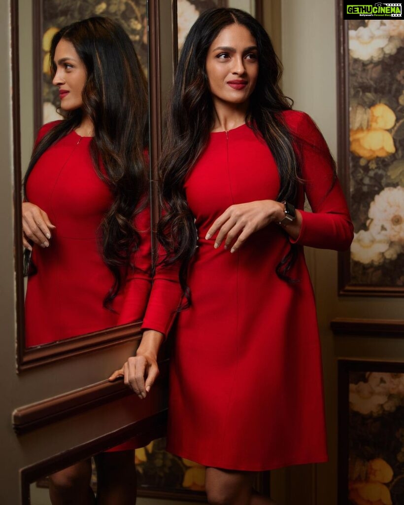 Rukmini Vijayakumar Instagram - Lady in red… Photo: @sunnyjagesar #dancer #browngirl #indiandancer #ladyinred #mirrormirror #dress