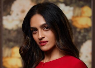 Rukmini Vijayakumar Instagram - The way that I wear my hair changes everything….. I think I’m seen differently… isn’t that strange? Photo: @sunnyjagesar #reddress #dancerlife #indian #browngirl #red #fashion