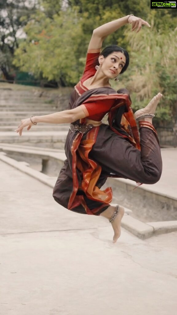 Rukmini Vijayakumar Instagram - Loving how this improvisation looks to this song. 😁 tell me what you all think…. Video @vivianambrose Location @shankaraa.foundation #bharatanatyam #improvisation #dancer #justforfun #danceforlife #indiandance #classicalindiandance