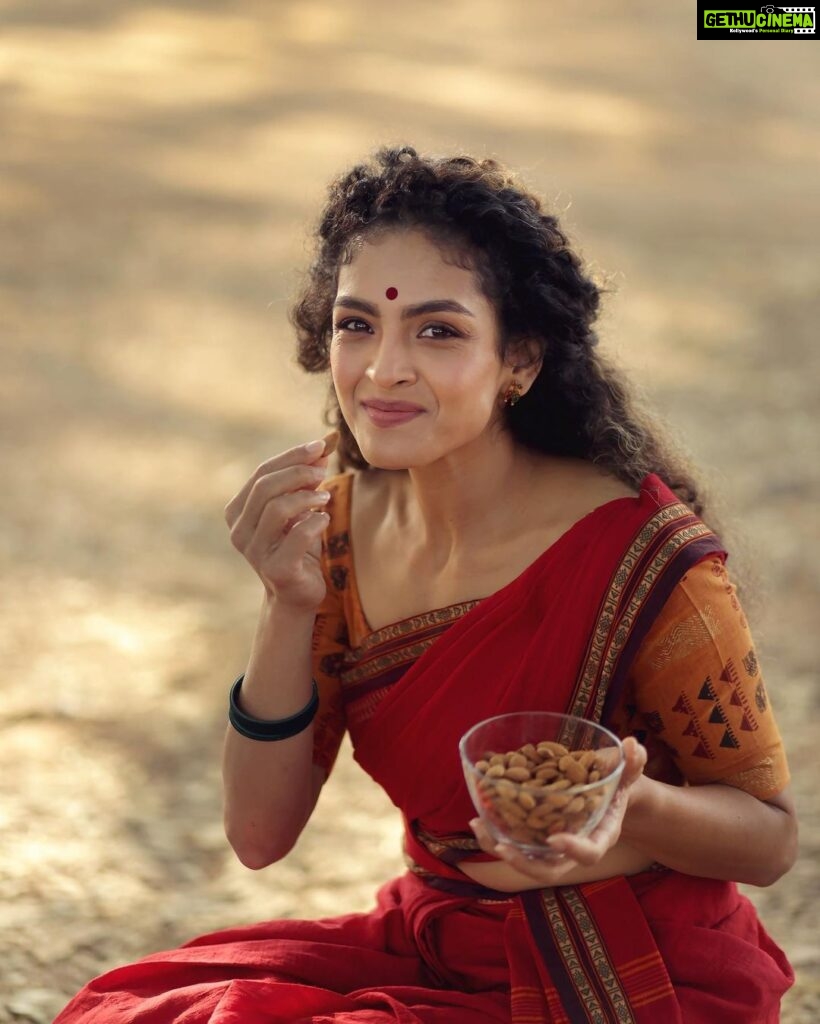 Rukmini Vijayakumar Instagram - I rely on a handful of almonds daily to support my fitness journey, even when I am out for a shoot. These natural and healthy nuts provide the boost of energy I require to stay active. What about you? #HolisticHealthWithAlmonds #health #fitness #almonds #paidpartnership #collab