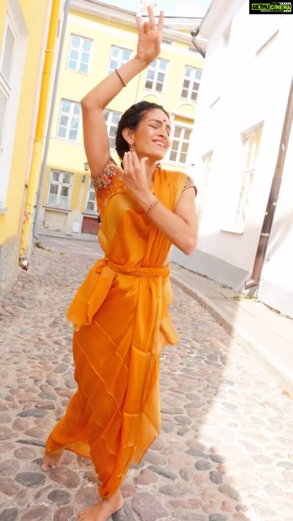 Rukmini Vijayakumar Instagram - Searching for krishna on the streets of Estonia …. A lifelong search for oneness…. Music @keeandtechno @keerthanavaidyanathan Video @whereisdamndanny #barokrishnayya #krishna #love #bhakti #advaita #bharatanatyam #abhinaya #oldetallinn