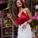 Rukmini Vijayakumar Instagram - Trying to look to the light… always ♥️ Photo @sunnyjagesar Dress @anthropologie #reddress #joy #smile #browngirls #sunlight #light #dress #fashion #anthropologie