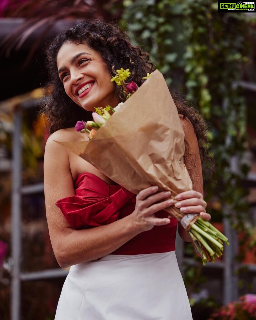 Rukmini Vijayakumar Instagram - Who doesn’t like flowers …. ♥️ Photo @sunnyjagesar #love #flowergirl #dancerlife #red #dress #reddress #brownskingirls