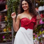 Rukmini Vijayakumar Instagram - Laughter, love and sunlight…. Some of the best things in this world! Photo @sunnyjagesar Dress : @anthropologie #dress #love #reddress #sunlight #laughter #netherlands #photography #fashion #browngirl #flowers