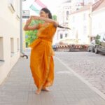Rukmini Vijayakumar Instagram - I just responded to the music… it was just so happy 😁 I have no idea what I danced down the street 😁♥️ In Old town Tallinn Video @whereisdamndanny Music help @amrita.stuudio #justforjoy #danceforjoy #dancerlife #tamilponnu #tamilsong #ponniyinselvan2 #aganaga Tallinn Old Town