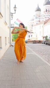 Rukmini Vijayakumar Instagram - I just responded to the music… it was just so happy 😁 I have no idea what I danced down the street 😁♥️ In Old town Tallinn Video @whereisdamndanny Music help @amrita.stuudio #justforjoy #danceforjoy #dancerlife #tamilponnu #tamilsong #ponniyinselvan2 #aganaga Tallinn Old Town