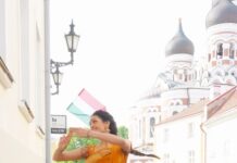 Rukmini Vijayakumar Instagram - I just responded to the music… it was just so happy 😁 I have no idea what I danced down the street 😁♥️ In Old town Tallinn Video @whereisdamndanny Music help @amrita.stuudio #justforjoy #danceforjoy #dancerlife #tamilponnu #tamilsong #ponniyinselvan2 #aganaga Tallinn Old Town