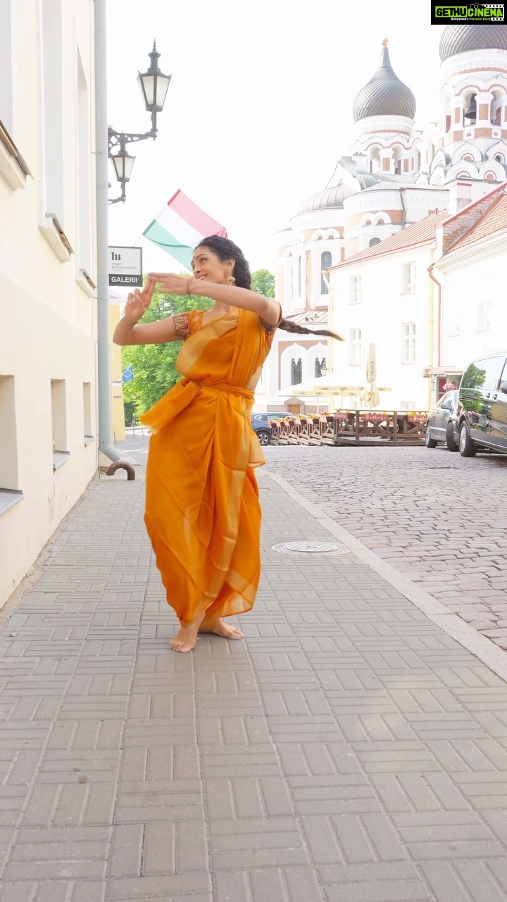 Rukmini Vijayakumar Instagram - I just responded to the music… it was just so happy 😁 I have no idea what I danced down the street 😁♥️ In Old town Tallinn Video @whereisdamndanny Music help @amrita.stuudio #justforjoy #danceforjoy #dancerlife #tamilponnu #tamilsong #ponniyinselvan2 #aganaga Tallinn Old Town