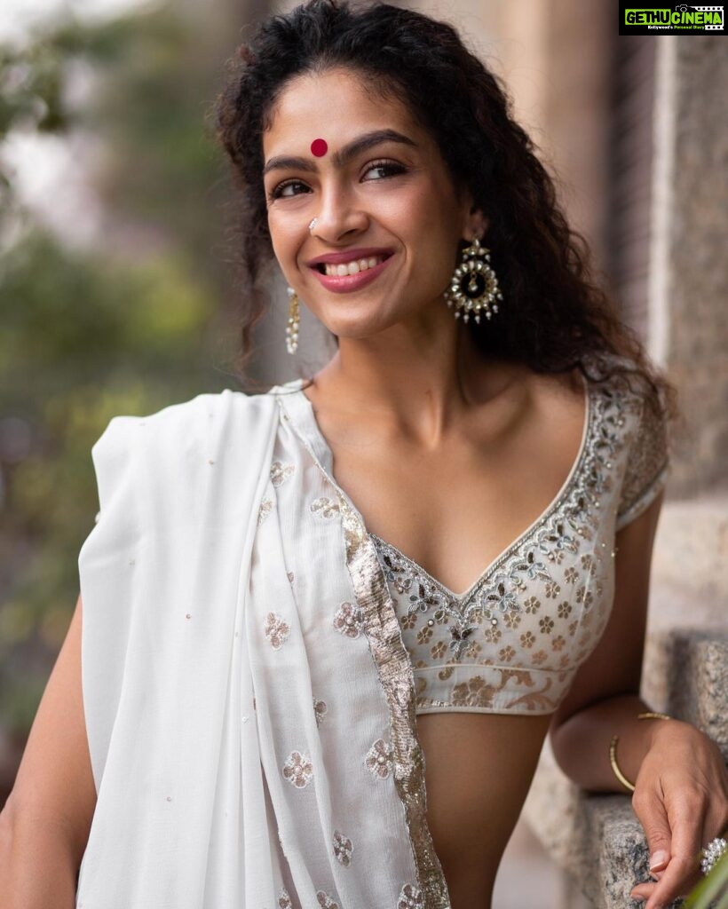 Rukmini Vijayakumar Instagram - Throwback to some pictures that @sunnyjagesar shot…. Will be sharing a few more that are more recent in the next week Clothes @anitadongre #dancer #white #ghagra #lovemylife #indian #indiandance #smile #indianwomen