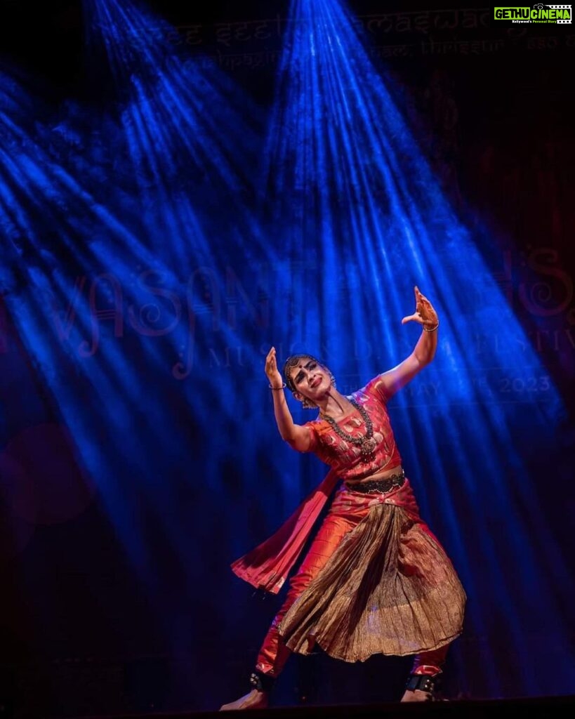 Rukmini Vijayakumar Instagram - Some pictures from my performance at the Vasantotsavam in Thrissur. With @raghuramvocals @shyam_rhythmgam @karthik_vydhatri & Mahesha swamy Lighting @keerthikumarleo Photos : amboor photography and @kalyanpuranand #bharatanatyam #indianclassicaldance #vasantotsav #thrissur #seetaramatemple #templedance